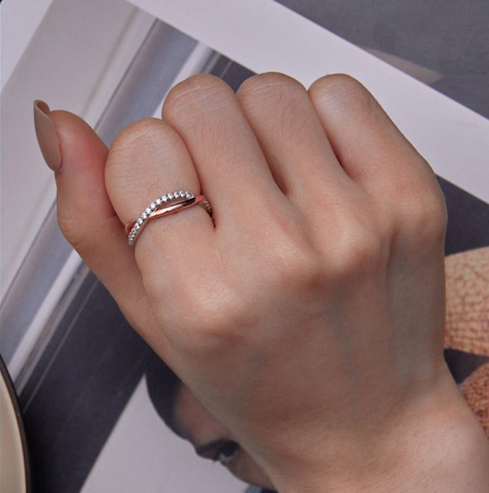 DOUBLE-LAYER CROSS RING